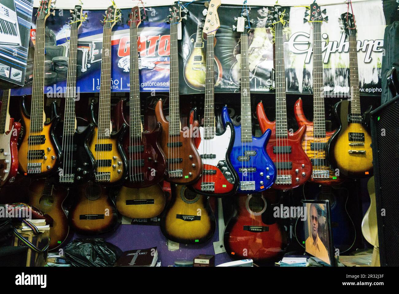 Tienda de guitarras, Santa María Nebaj,Departamento de El Quiché, Guatemala, America centrale. Foto Stock