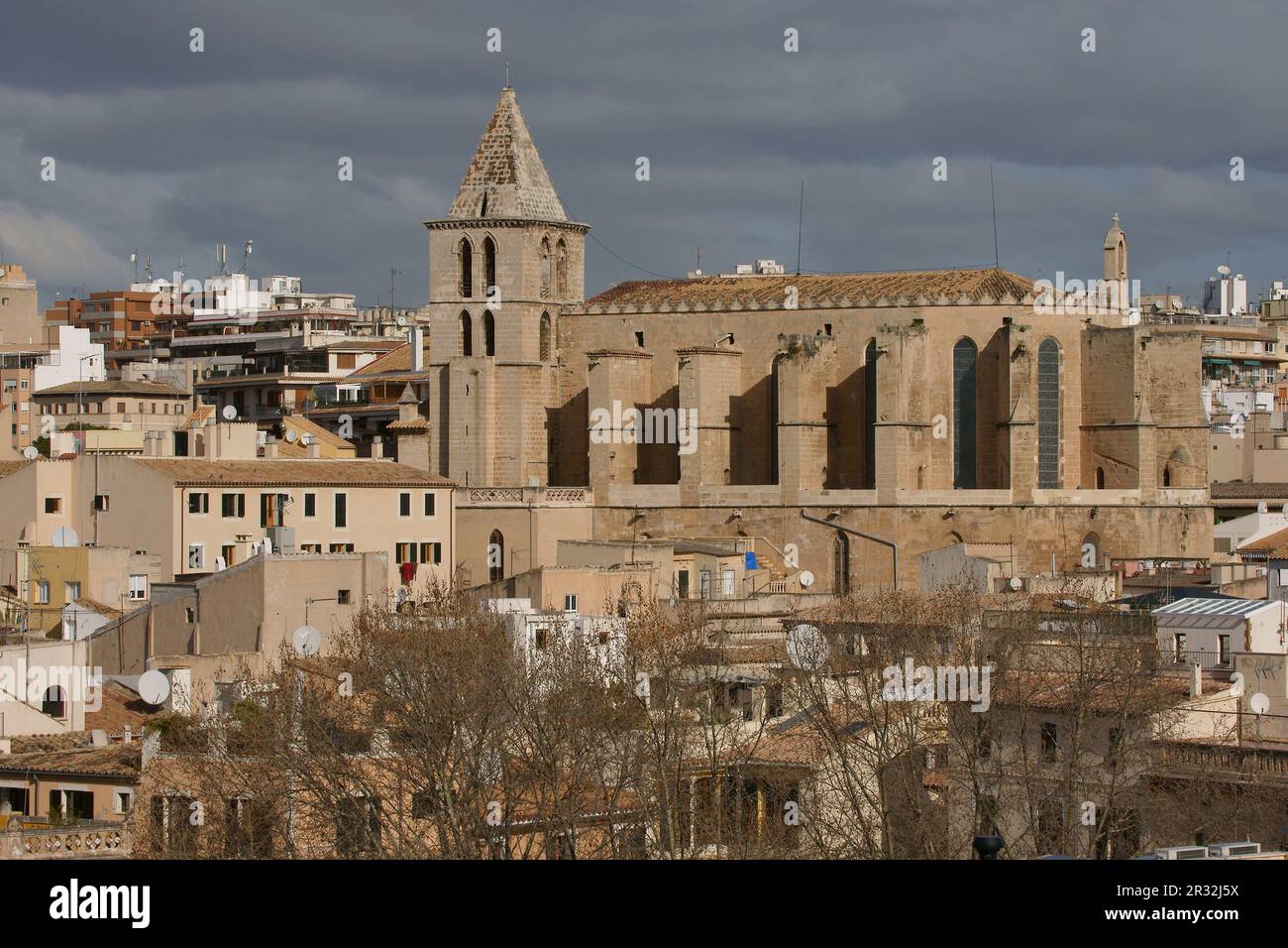 La Iglesia del Sagrat Cor desde la terraza de la lonja.La Llotja , siglo XV..Palma Mallorca.Islas Baleares. España. Foto Stock