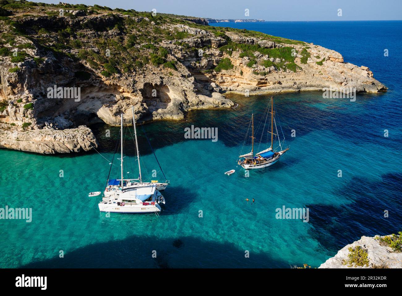 Yates fondeados,Cala Marmols, Ses Salines,Mallorca, Islas Baleares, Spagna, Europa. Foto Stock