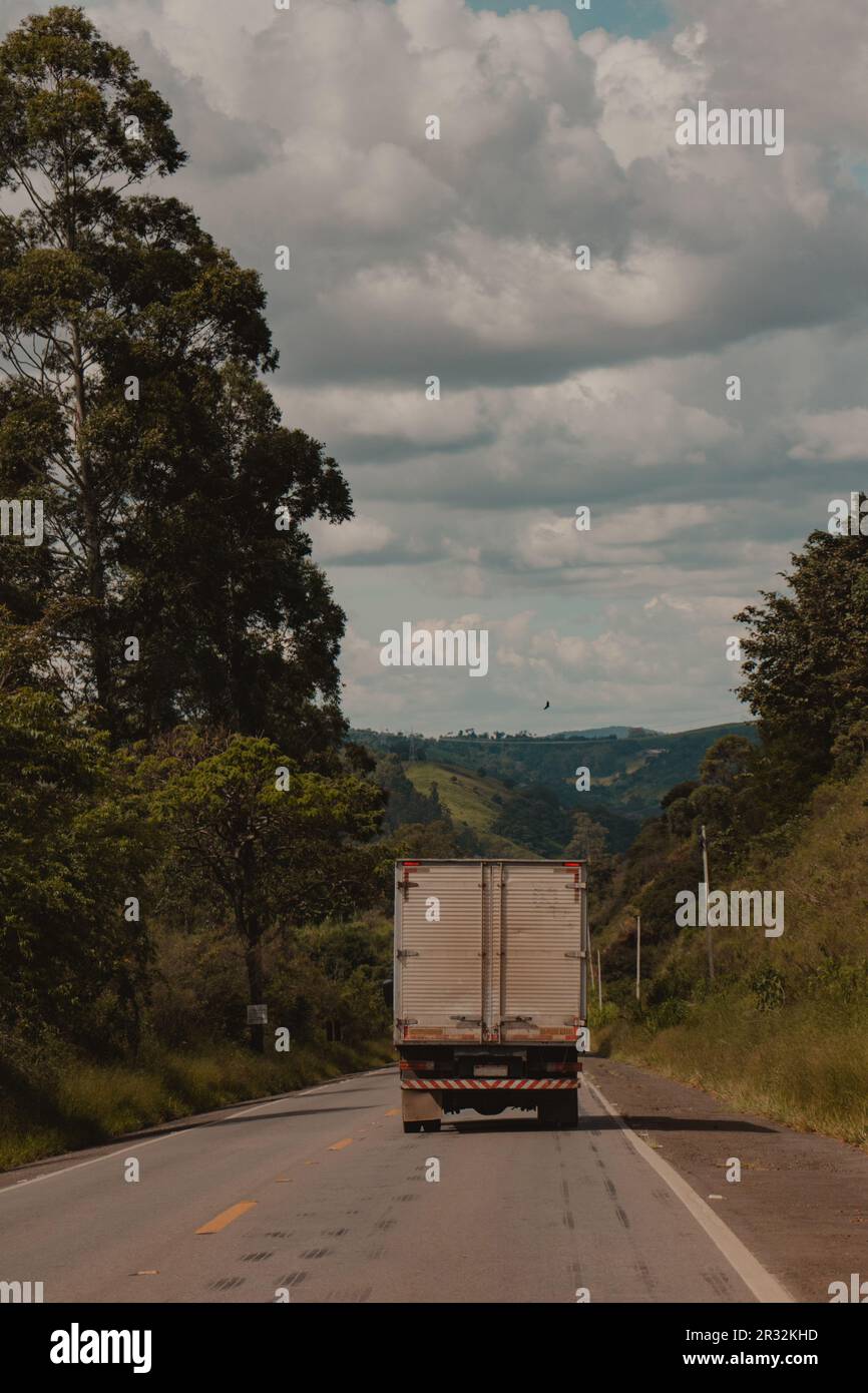 carrello merci che viaggia lungo la strada Foto Stock