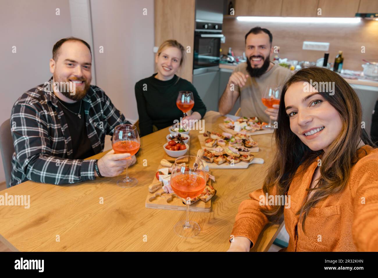 Brindate al fine settimana, il brunch è migliore con gli amici. Foto Stock