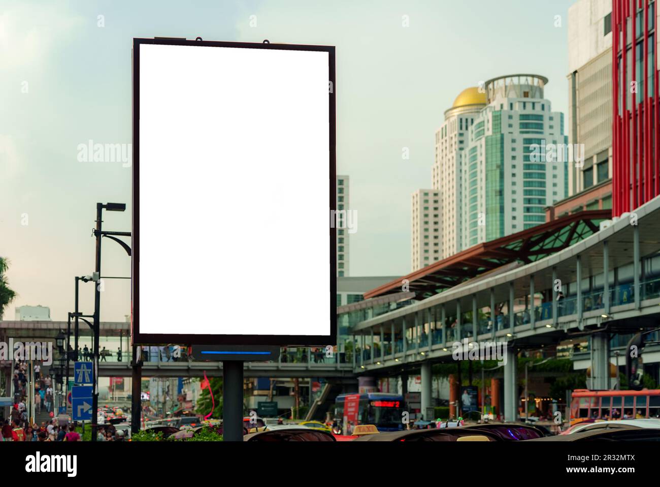 Cartellone grande vuoto con spazio per la copia del messaggio di testo o del contenuto nel centro della città. Foto Stock