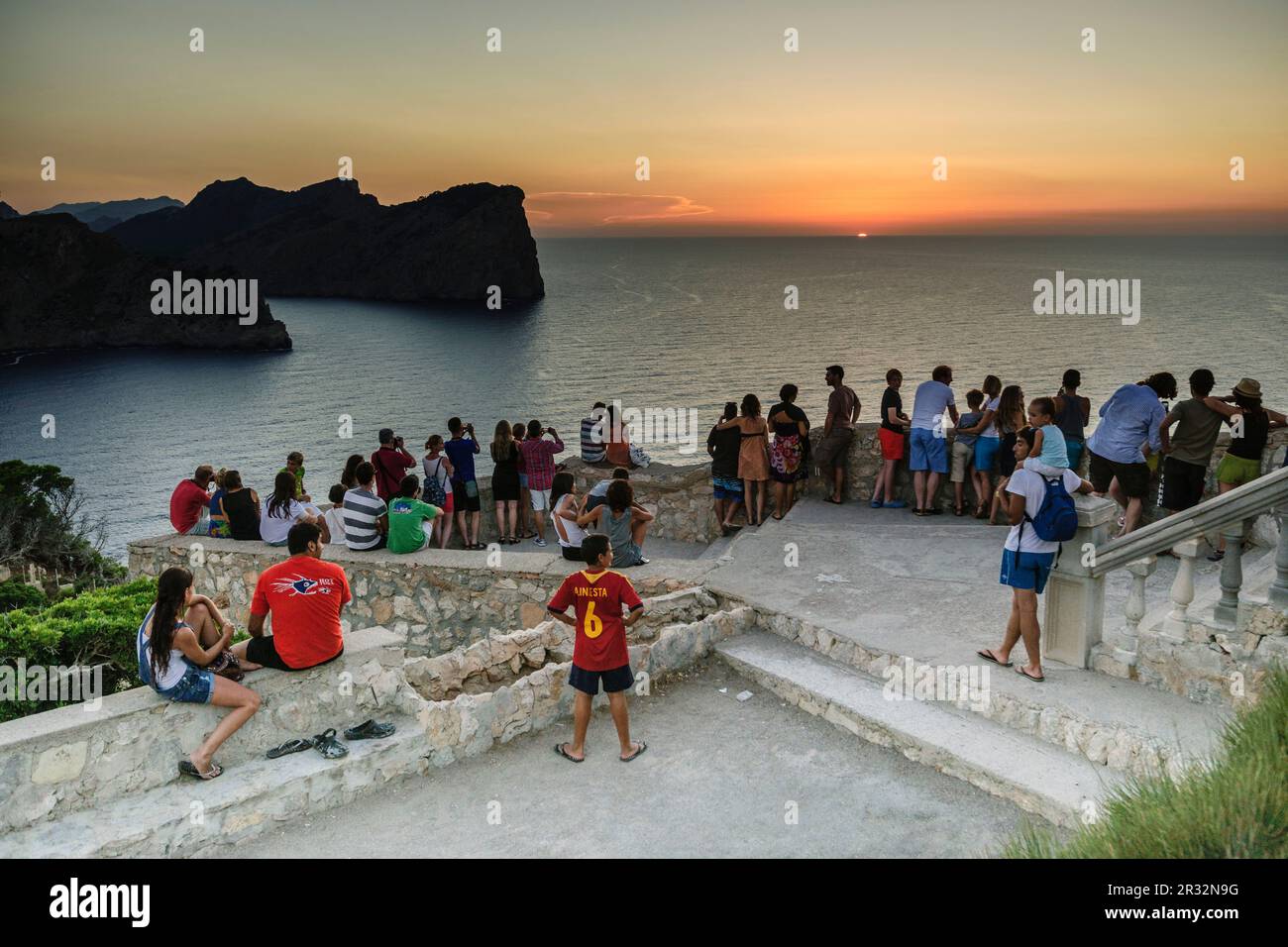 Atardecer en el faro de Formentor,proyectado por Emili Pou en 1927, cabo de Formentor, Pollença,Mallorca, Islas Baleares, Spagna, Europa. Foto Stock