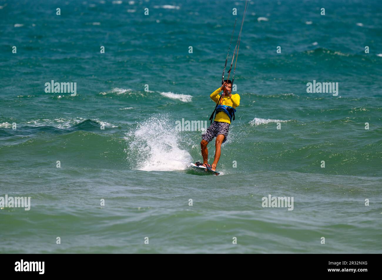 Un kitesurfer in azione fuori della spiaggia a Mui NE, Vietnam. Foto Stock