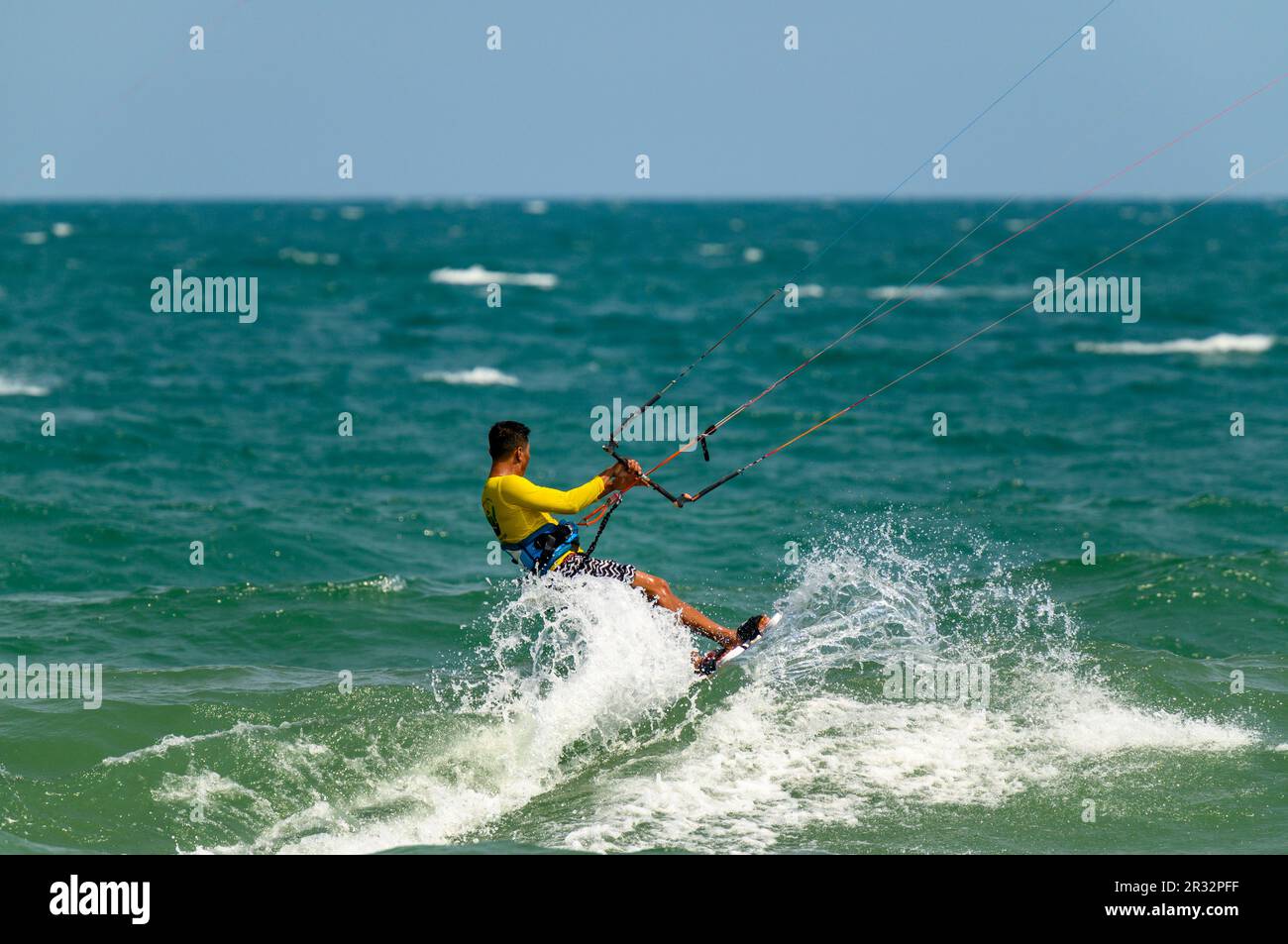 Un kitesurfer gli orma fuori dalla spiaggia a Mui NE, Vietnam. Foto Stock