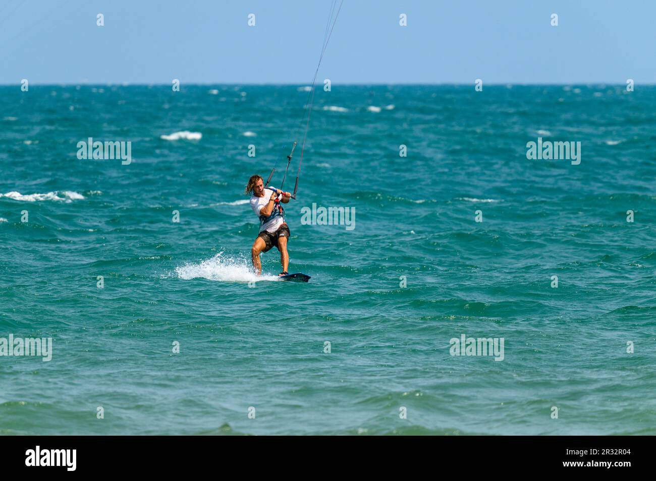 Un kitesurfer in azione fuori della spiaggia a Mui NE, Vietnam. Foto Stock