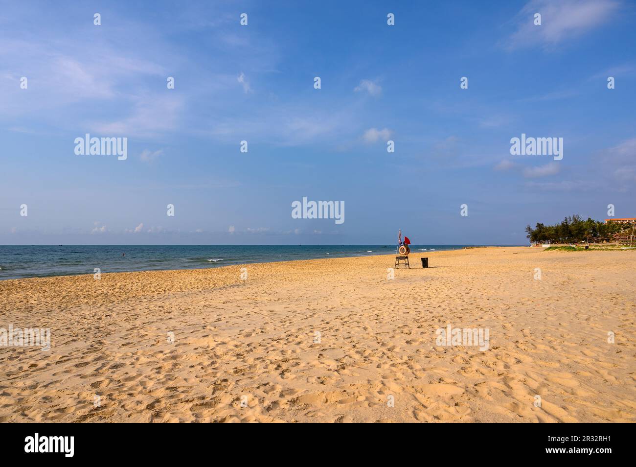 Scena della spiaggia con sedia vuota del bagnino sulla spiaggia deserta la mattina presto a Mui NE, Vietnam. Foto Stock