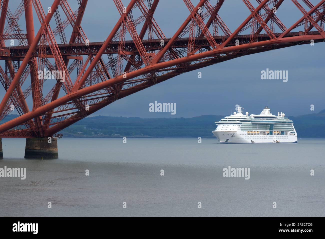 South Queensferry, Scozia, Regno Unito. 22nd maggio 2023. Jewel of the Seas, una nave da crociera di 90.000 tonnellate, 965 piedi, mega con 12 ponti passeggeri e dotato di un proprio parco acquatico, teatro, casinò, ascensori e parete per arrampicata su roccia, è arrivato nel quarto estuario questa mattina per una rara sosta. Ormeggiato accanto al quarto ponte che permette di apprezzare il senso della scala. Credit: Craig Brown/Alamy Live News Foto Stock