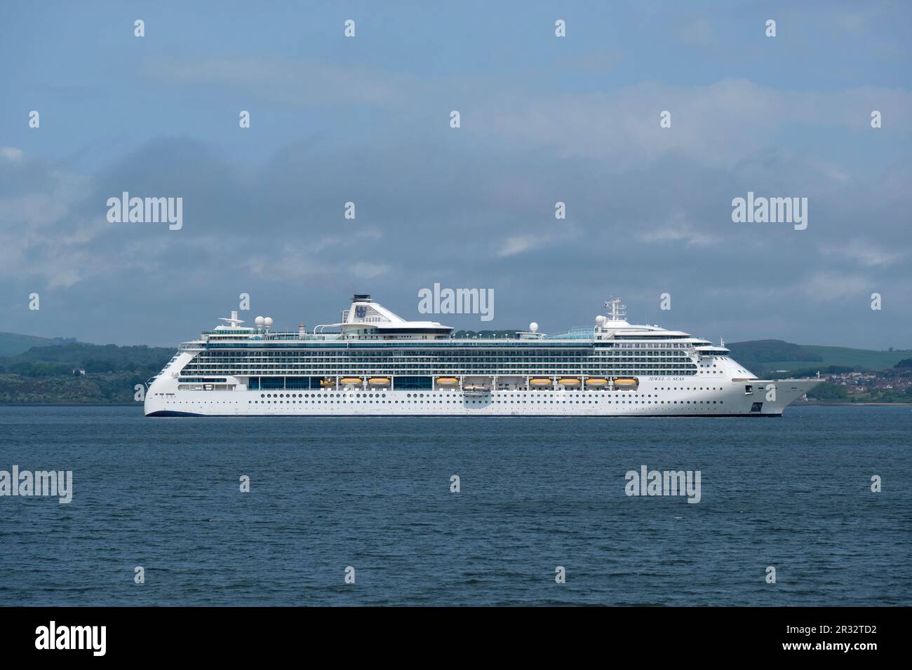 South Queensferry, Scozia, Regno Unito. 22nd maggio 2023. Jewel of the Seas, una nave da crociera di 90.000 tonnellate, 965 piedi, mega con 12 ponti passeggeri e dotato di un proprio parco acquatico, teatro, casinò, ascensori e parete per arrampicata su roccia, è arrivato nel quarto estuario questa mattina per una rara sosta. Ormeggiato accanto al quarto ponte che permette di apprezzare il senso della scala. Credit: Craig Brown/Alamy Live News Foto Stock