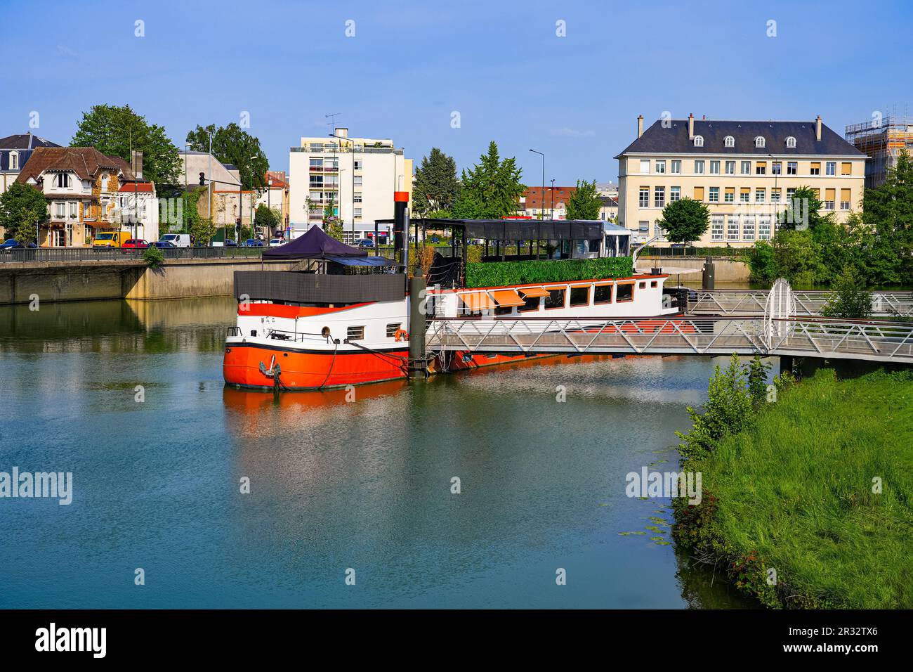 Ristorante su una chiatta ormeggiata sul fiume Marne nel centro della città di Meaux nel dipartimento della Senna e Marna vicino a Parigi, Francia Foto Stock