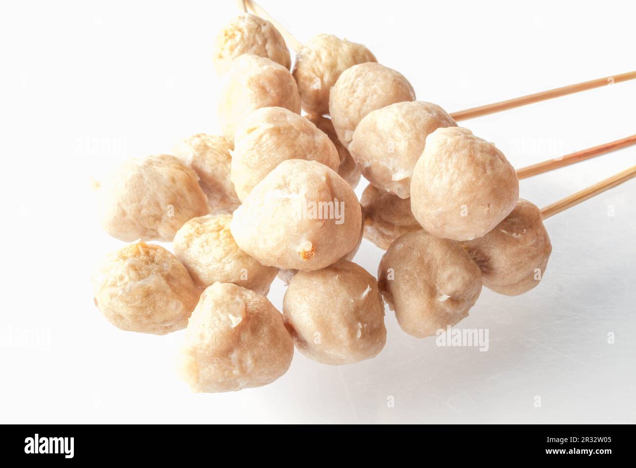 Mini polpette di maiale in bastone di legno sul tavolo pulito Foto Stock