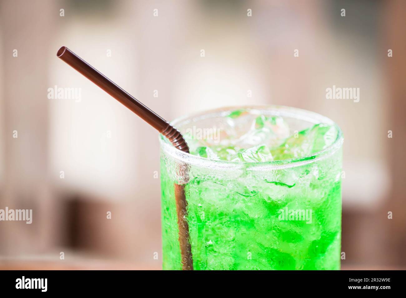 Close up di cubetti di ghiaccio sulla bevanda verde Foto Stock