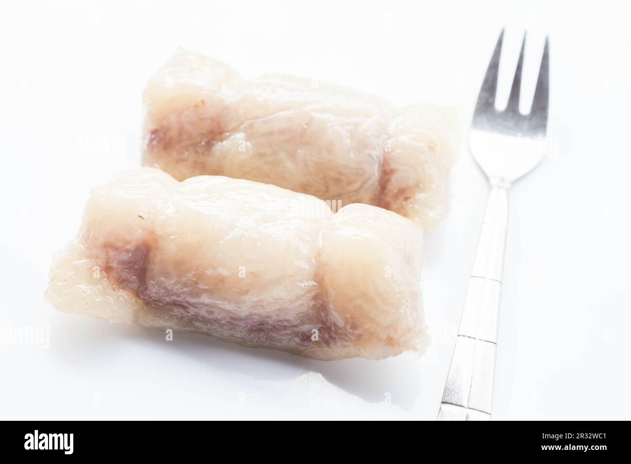 Mazzo di muschio banano ripieno con forchetta isolata su fondo bianco Foto Stock