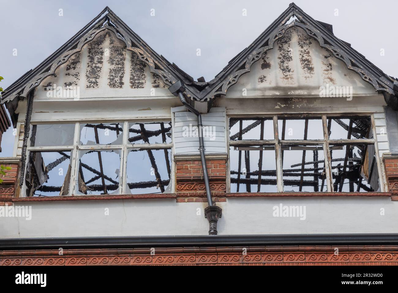 Westcliff on Sea, Regno Unito. 22nd maggio 2023. Resti di un incendio di un edificio a tre piani vicino a Hamlet Court Road. La costruzione si è accesa durante la sera del 21ist maggio. All'altezza dell'incendio erano presenti otto equipaggi con due piattaforme aeree a scala e una Incident Command Unit. Il personale antincendio è rimasto nel sito durante la notte e le strade locali rimangono chiuse. Penelope Barritt/Alamy Live News Foto Stock