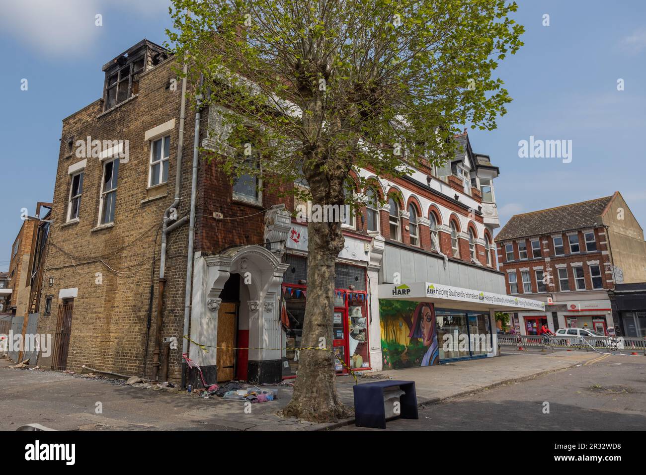 Westcliff on Sea, Regno Unito. 22nd maggio 2023. Resti di un incendio di un edificio a tre piani vicino a Hamlet Court Road. La costruzione si è accesa durante la sera del 21ist maggio. All'altezza dell'incendio erano presenti otto equipaggi con due piattaforme aeree a scala e una Incident Command Unit. Il personale antincendio è rimasto nel sito durante la notte e le strade locali rimangono chiuse. Penelope Barritt/Alamy Live News Foto Stock