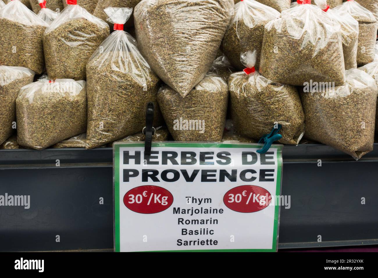 Herbes della Provenza in vendita presso un mercato agricolo in un piccolo villaggio in Francia Foto Stock
