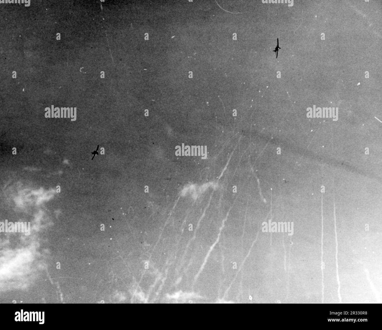 NEGLI STATI UNITI Navy Grumman F6F Hellcat pilotato da Ensign Lindskog cerca di intercettare un aereo suicida giapponese Mitsubishi A6M5 kamikaze che ha attaccato il vettore di scorta USS Suwannee (CVE-27) al largo delle Filippine il 25 ottobre 1944. Notate la bomba sotto la fusoliera degli anni 'A6M, e il crescente incendio antiaereo della USS Suwannee. Pochi secondi dopo, il A6M ha colpito appena in avanti del dopo ascensore. Foto Stock