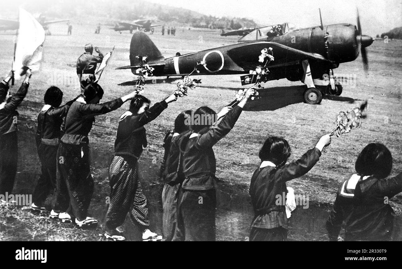 Le ragazze della scuola superiore Chiran stanno salutando con rami di ciliegia a un pilota di kamikaze decolorante. Il pilota è il secondo tenente Toshio Anazawa dell'unità di attacco speciale dell'esercito (20th partito di Shinbu). L'aereo, un combattente dell'esercito di tipo 1 'Hayabusa' III- TYPE-Ko che detiene una bomba da 250kg, partirà verso Okinawa il 12 aprile 1945. Quando il Giappone stava affrontando la sconfitta alla fine del 1944 ha scelto di distruggere le navi statunitensi con attentati suicidi, noti come Kamikaze.questi attacchi erano una potente arma fisica e psicologica e affondarono un totale di 47 navi al costo di oltre 3000 piloti e aerei. Alla fine del 1944 la U Foto Stock