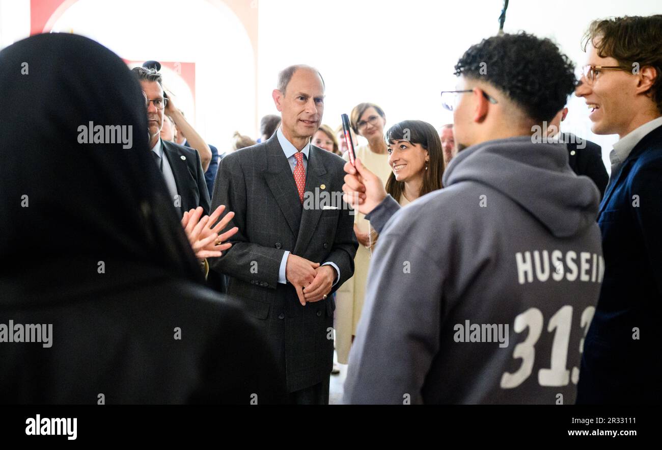 Berlino, Germania. 22nd maggio, 2023. Il Principe Edoardo, Duca di Edimburgo, visita lo Schule am Schillerpark di Berlino-Wedding, che offre e fornisce il programma di Premio Internazionale del Duca di Edimburgo per i suoi studenti, e parla con gli studenti lì. Il programma giovanile, che porta il titolo ducale del fratello del re britannico, fu originariamente fondato da suo padre negli anni '1950s. Si propone di sfidare i giovani a fare volontariato, sviluppare nuove competenze, essere attivi nello sport e imparare la cooperazione e la perseveranza. Credit: Bernd von Jutrczenka/dpa/Alamy Live News Foto Stock