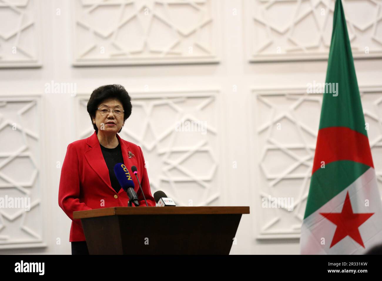 (230522) -- ALGERI, 22 maggio 2023 (Xinhua) -- li Bin, presidente dell'Associazione dell'amicizia popolare Cinese-Africana, si rivolge a un ricevimento tenuto dall'ambasciata cinese in Algeria per celebrare il 60th° anniversario dell'invio di squadre mediche cinesi in Algeria ad Algeri, in Algeria, il 21 maggio 2023. Dal 1963, la Cina ha inviato 27 lotti di squadre mediche in Algeria, ha curato circa 27,37 milioni di pazienti, ha eseguito circa 1,75 milioni di operazioni e ha consegnato circa 2,07 milioni di neonati. (Xinhua) Foto Stock