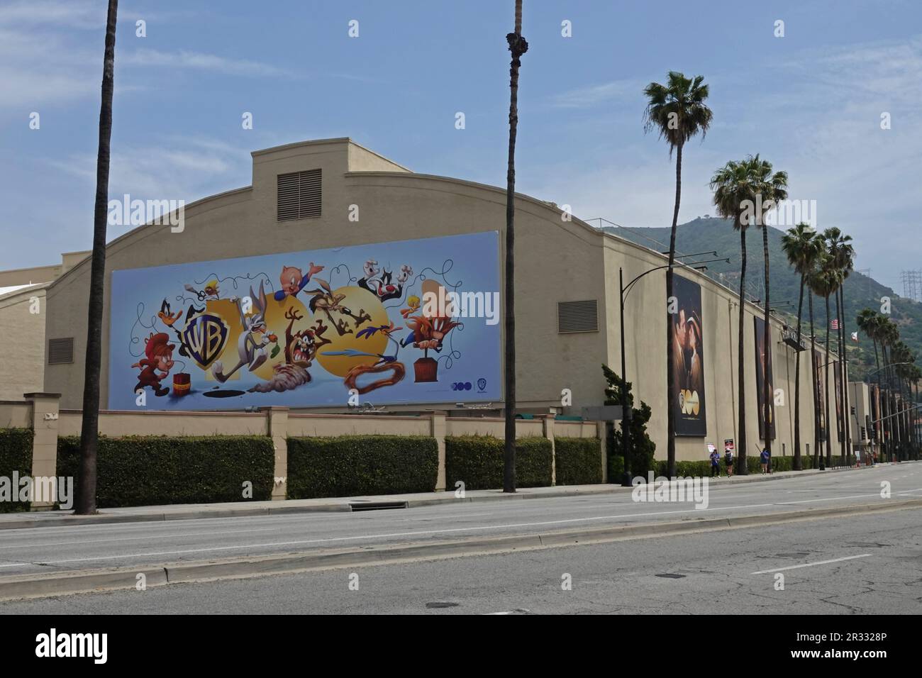 Burbank, CA / USA - 15 maggio 2023: I personaggi dei cartoni animati WB, con Bugs Bunny, Porky the Pig e altri, sono mostrati sul lato di un palcoscenico della Warner Bros. Foto Stock