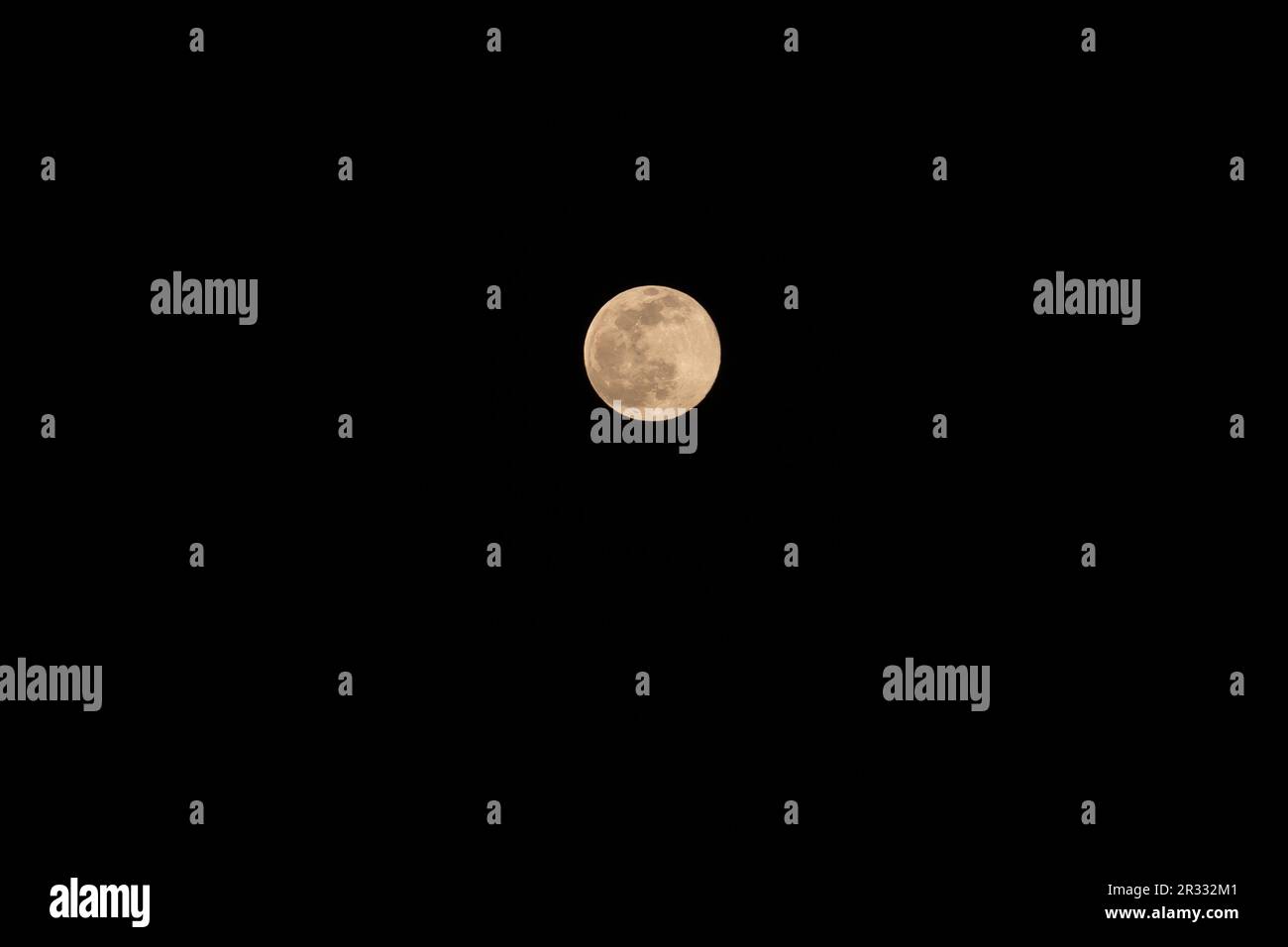 Luna piena Luna crescente Moonrise. Oregon, Ashland Foto Stock