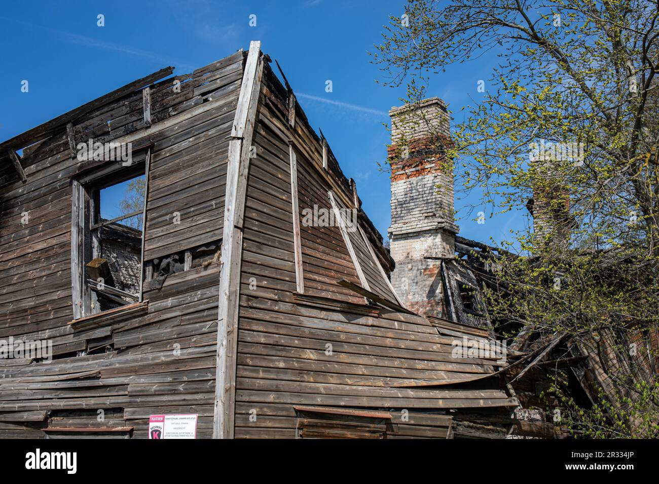 In parte bruciata e crollata casa di legno nel quartiere Kopli di Tallinn, Estonia Foto Stock