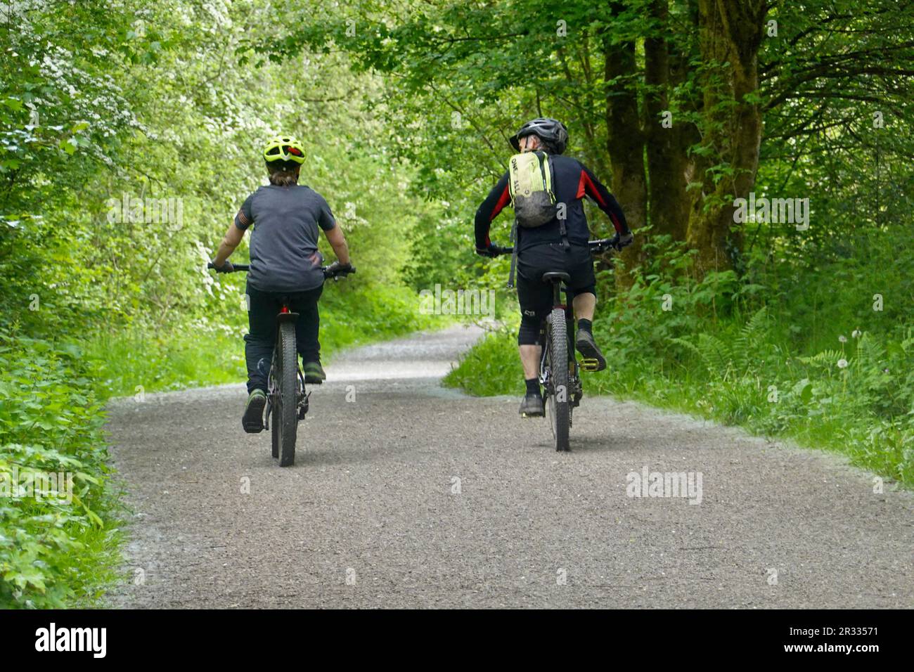 Due persone in bicicletta sul Sentiero della valle di Sett, Derbyshire Foto Stock