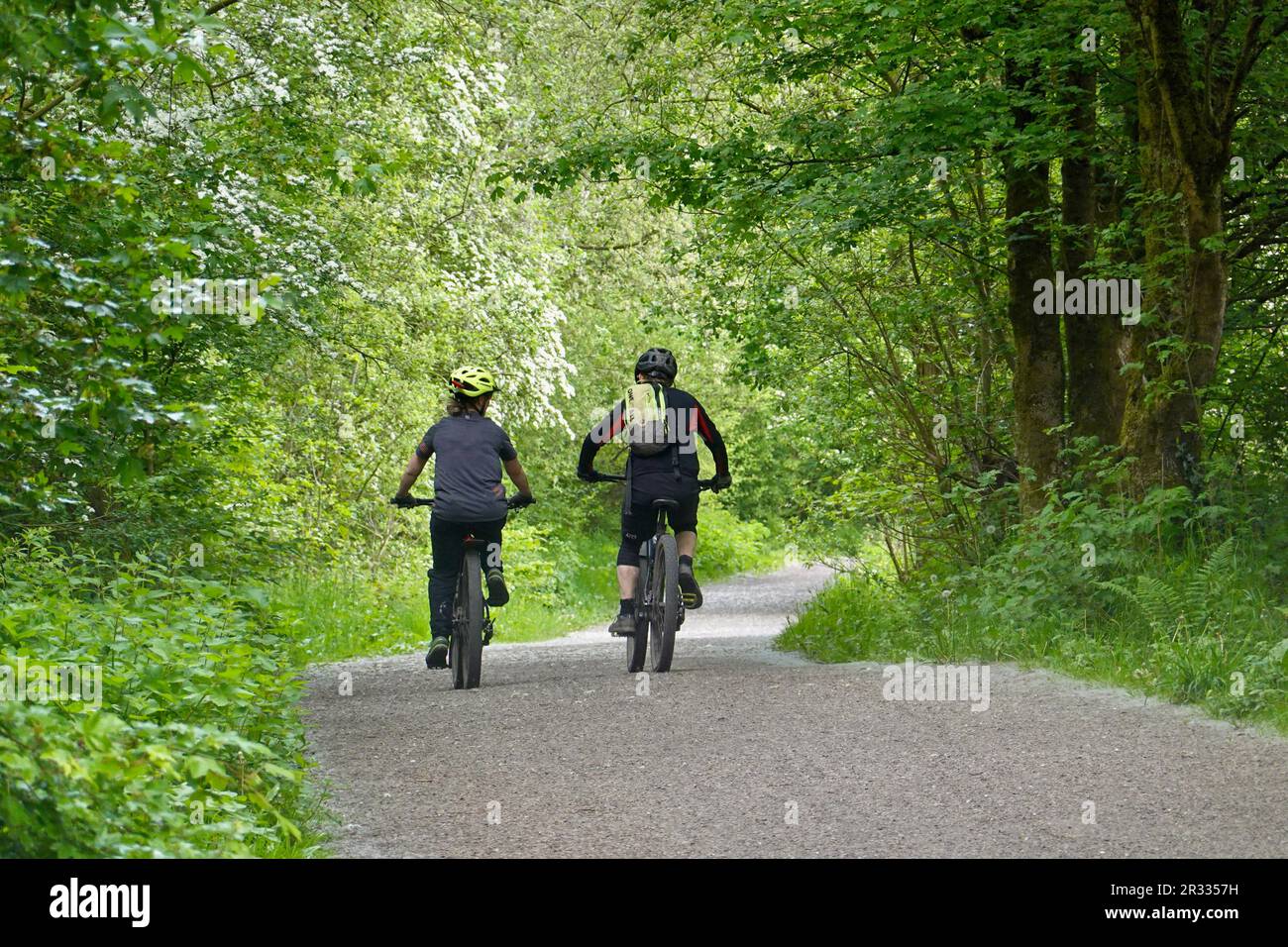 Due persone in bicicletta sul Sentiero della valle di Sett, Derbyshire Foto Stock