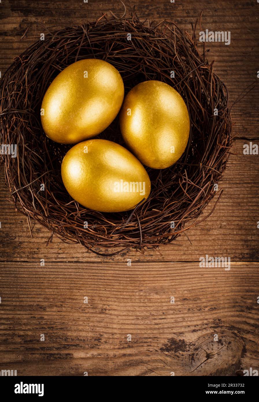 Golden uova nel nido Foto Stock
