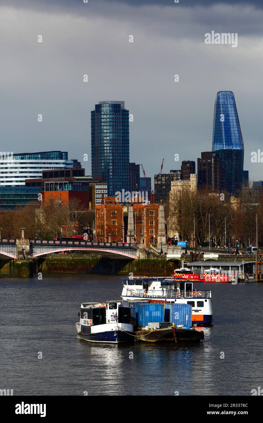 South Bank Tower, One Blackfriars Road, edificio 'The Boomerang', Lambeth Bridge, Lambeth Palace e River Tamigi sotto un cielo tempestoso, Londra, Regno Unito Foto Stock