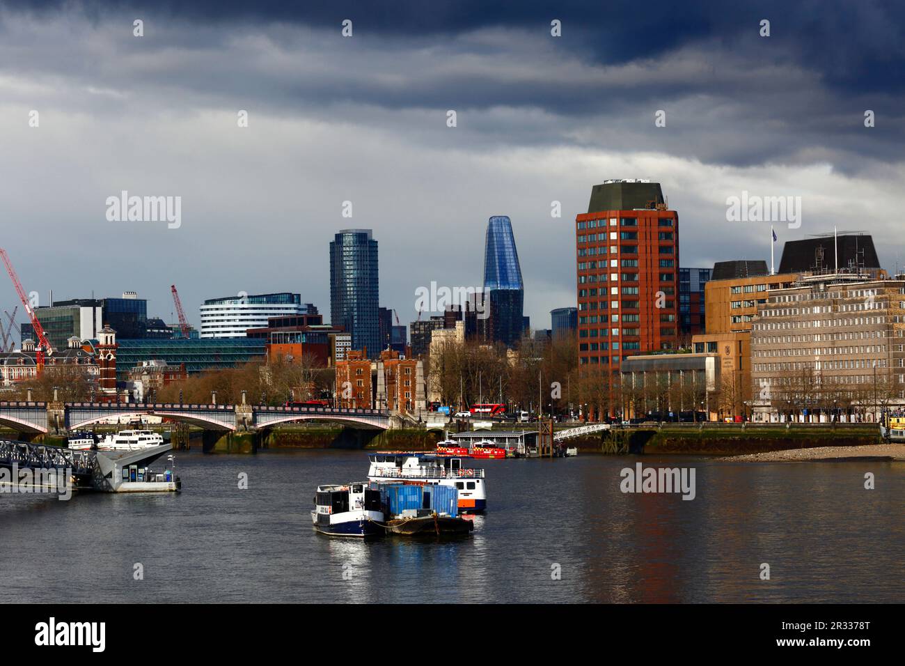 South Bank Tower, One Blackfriars Road, edificio 'The Boomerang', Lambeth Bridge sul Tamigi sotto un cielo tempestoso, Londra, Regno Unito Foto Stock