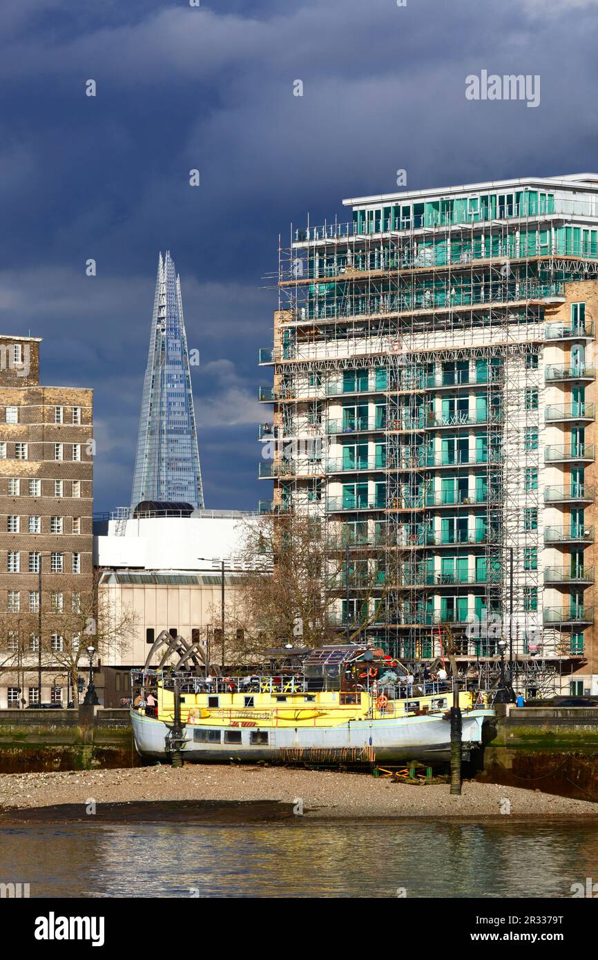 Tamesis Dock pub in convertito olandese chiatta anni '30 in bassa marea, edifici di appartamenti sulla Albert Embankment, la Shard Tower in background, Londra, Regno Unito Foto Stock