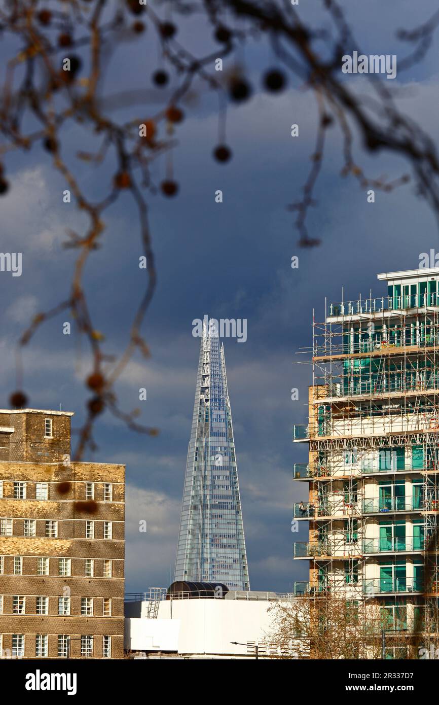 Edifici di appartamenti sull'Albert Embankment / South Bank e la Shard Tower sotto un cielo tempestoso, Londra, Regno Unito Foto Stock