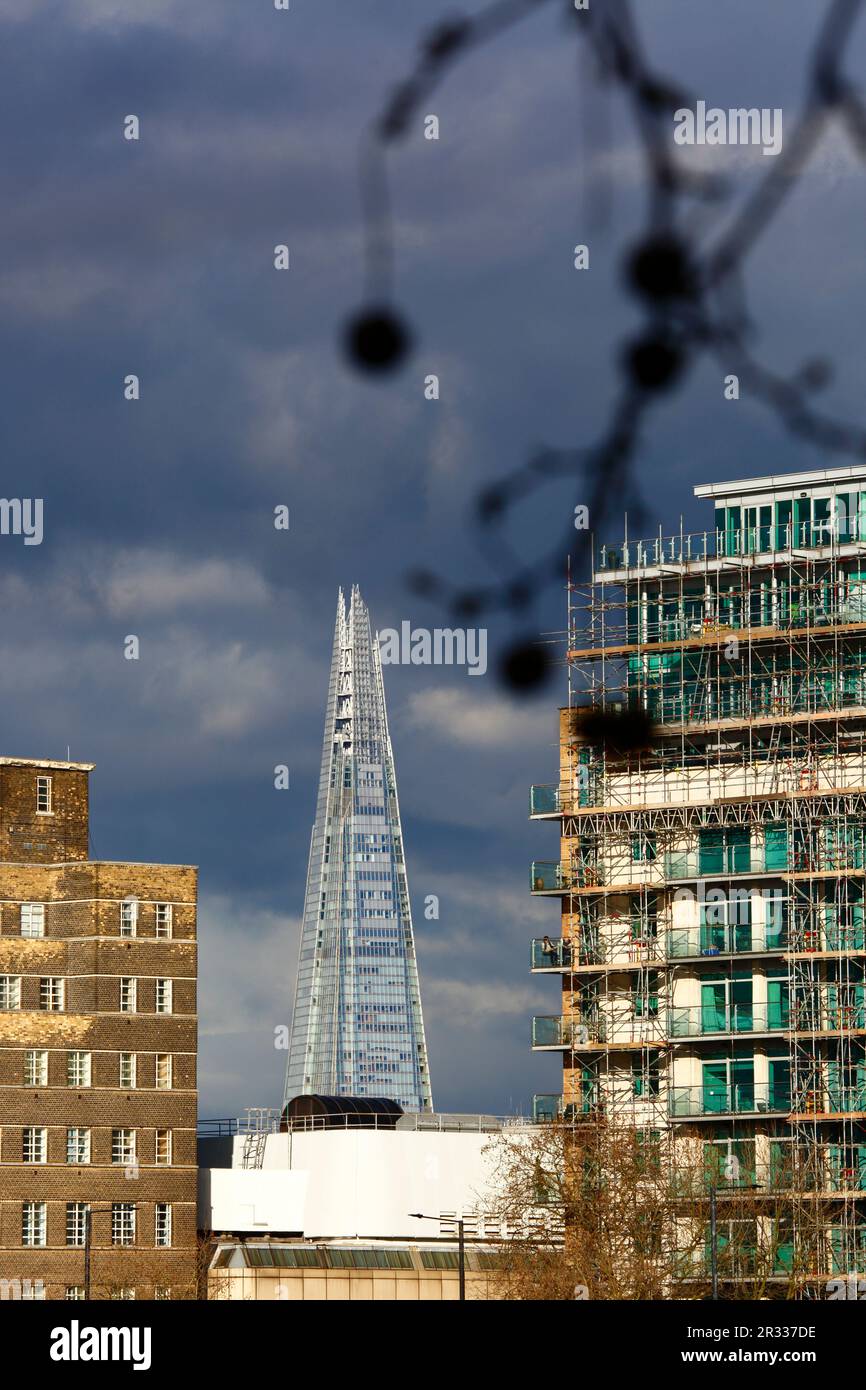 Edifici di appartamenti sull'Albert Embankment / South Bank e la Shard Tower sotto un cielo tempestoso, Londra, Regno Unito Foto Stock