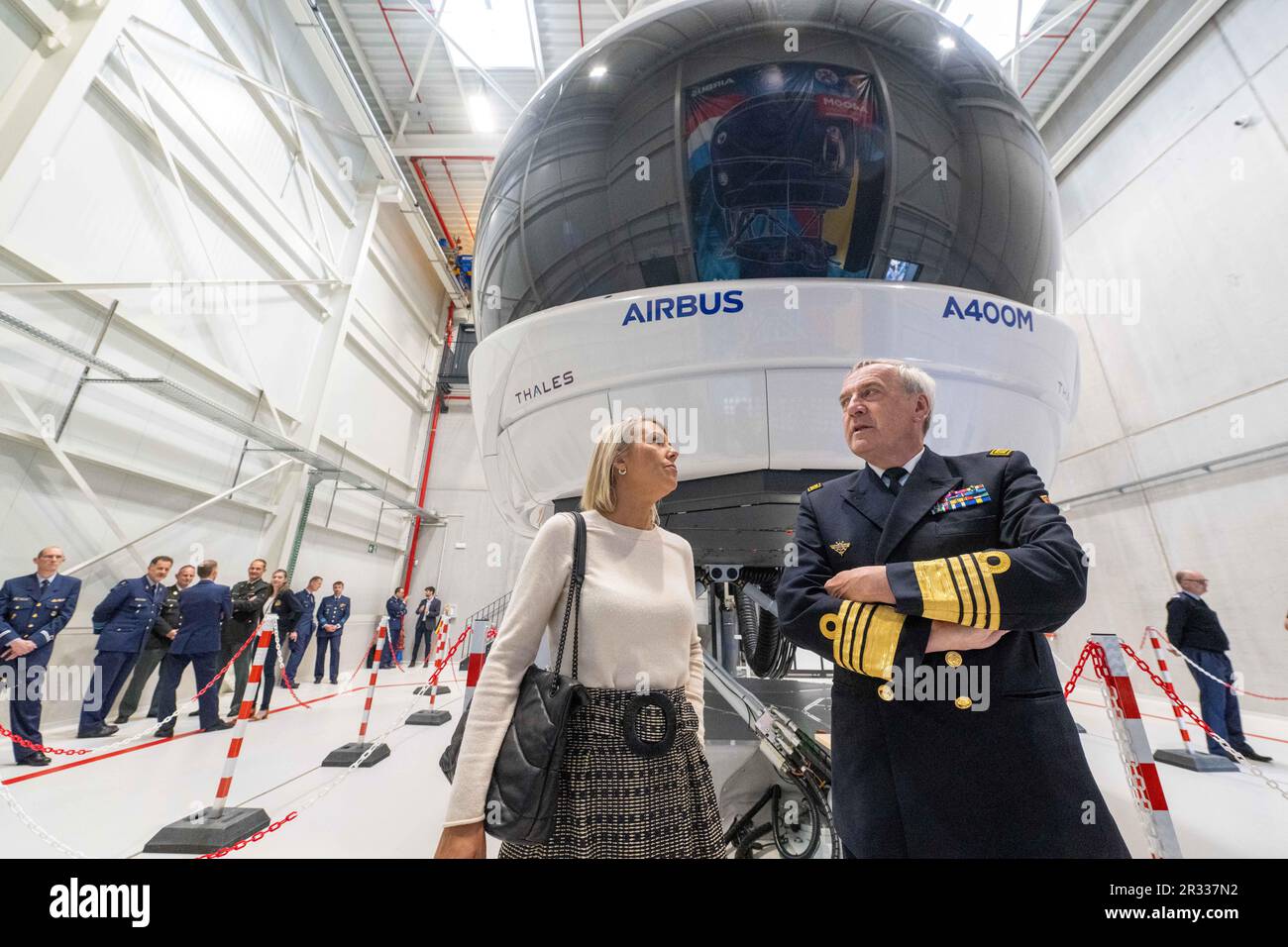 Melsbroek, Belgio. 22nd maggio, 2023. Il ministro della Difesa Ludivine Dedonder (L) e l'ammiraglio belga Michel Hofman (R) sono stati visti durante l'apertura ufficiale del Belux National A400M Training Center (BNTC), a Melsbroek, lunedì 22 maggio 2023. La messa in servizio della BNTC, il cui pezzo forte è il Simulatore di volo completo A400M, segna una nuova pietra miliare per la 15W in termini di istruzione e formazione dei piloti del trasporto aereo belga e lussemburghese. BELGA FOTO JONAS ROOSENS Credit: Agenzia Notizie Belga/Alamy Live News Foto Stock