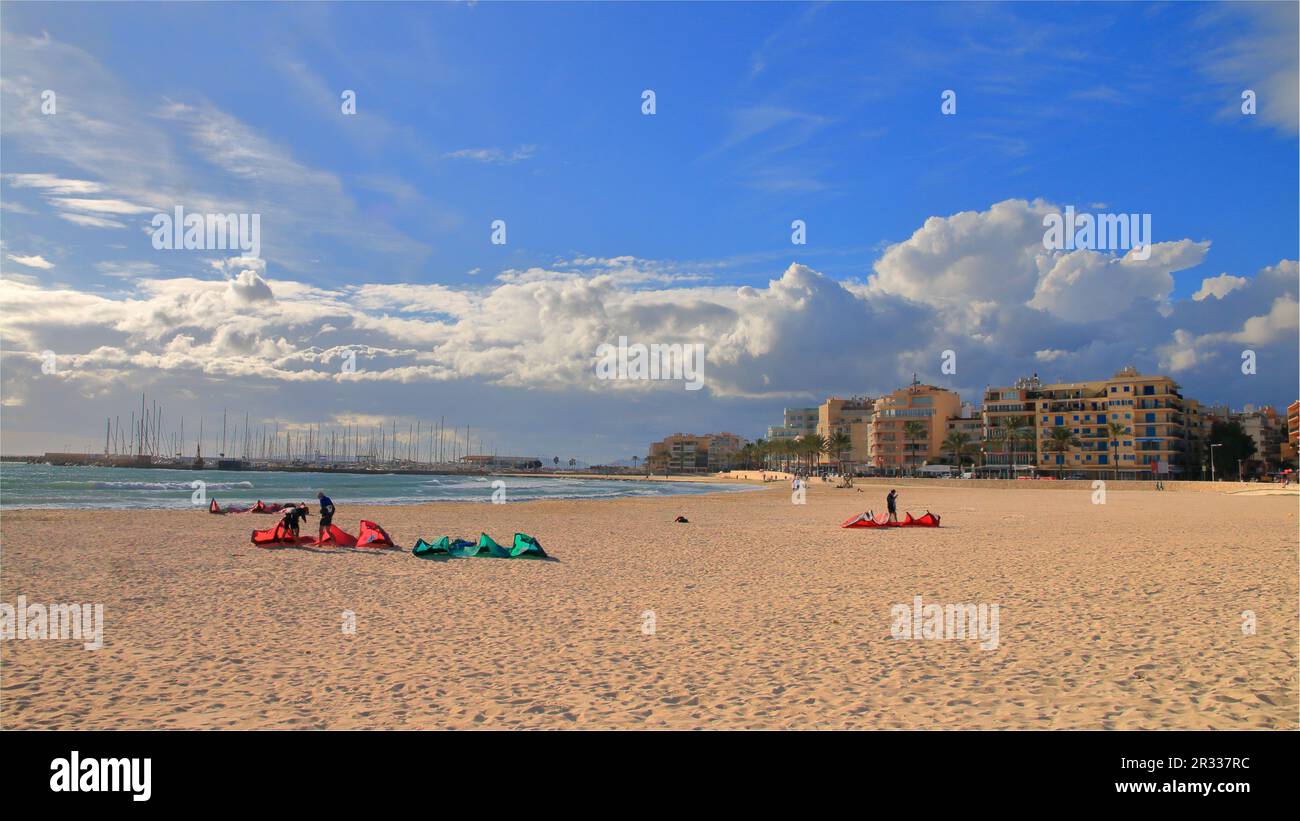 Nella foto è raffigurata la vita balneare dell'isola di Palma di Maiorca durante la bassa stagione in autunno. Foto Stock