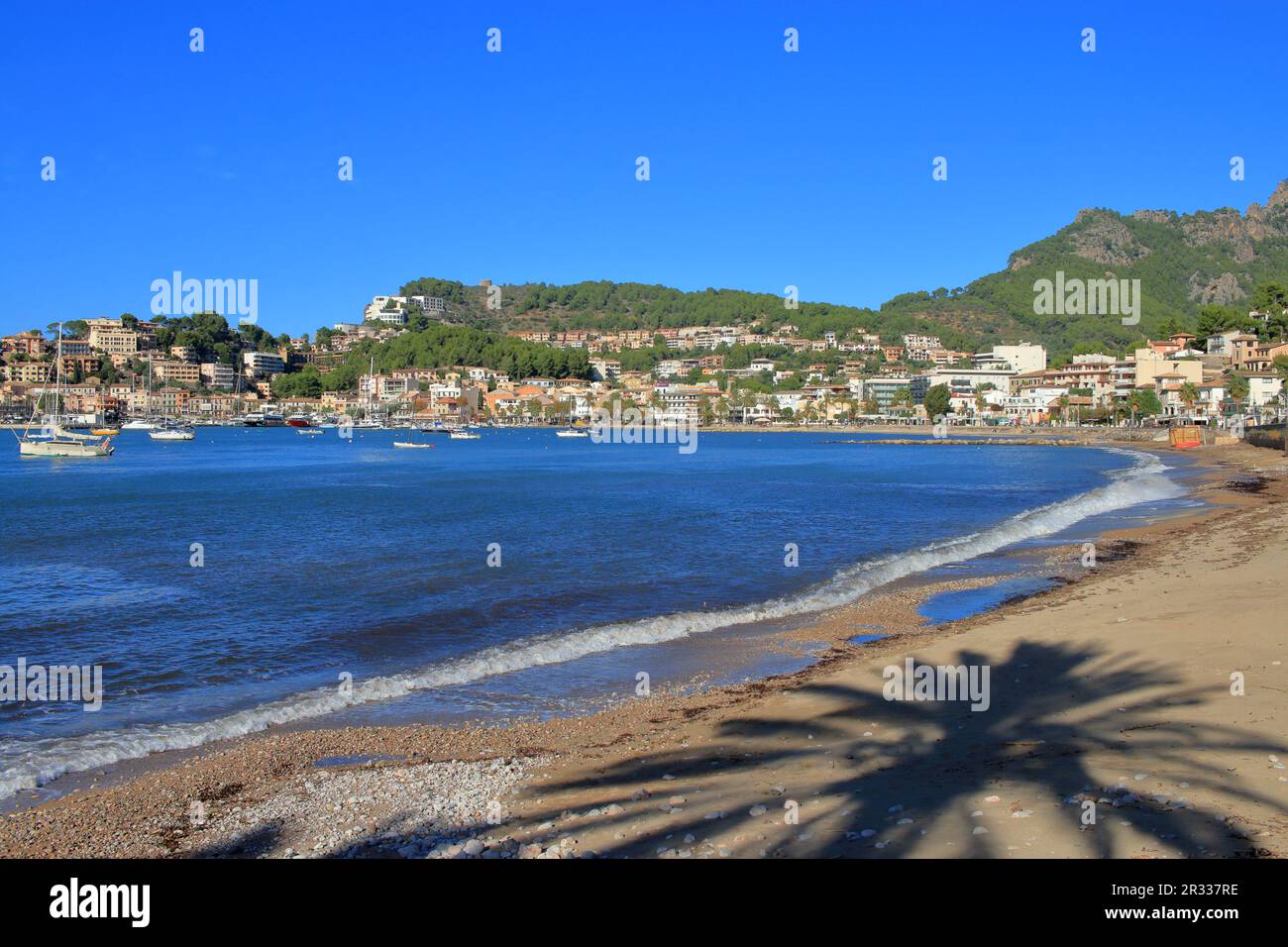 La foto mostra la spiaggia di una località turistica sull'isola di Palma di Maiorca in bassa stagione. Foto Stock