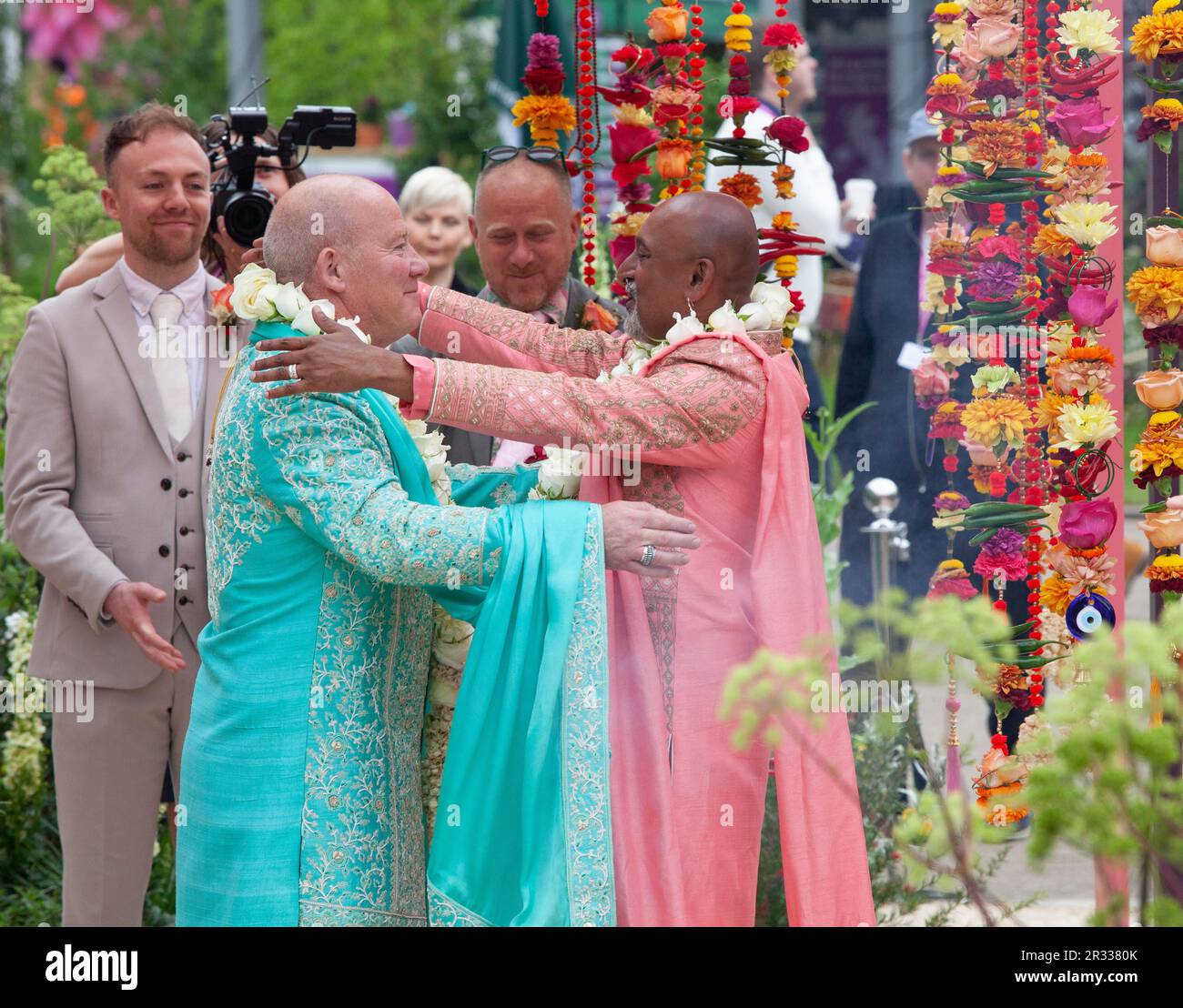 Londra, Regno Unito. 22nd maggio, 2023. Clive Gillmor e Manoj Malde hanno organizzato il loro matrimonio all'Eastern Eye Garden of Unity al Chelsea Flower Show. Questo è il primo matrimonio mai avuto luogo alla mostra di fiori. Credit: Anna Watson/Alamy Live News Foto Stock