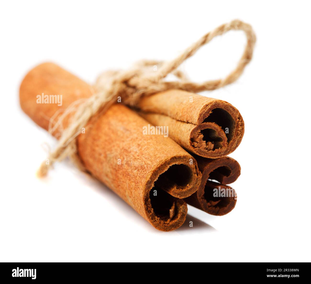 Bastoncini di cannella isolato Foto Stock