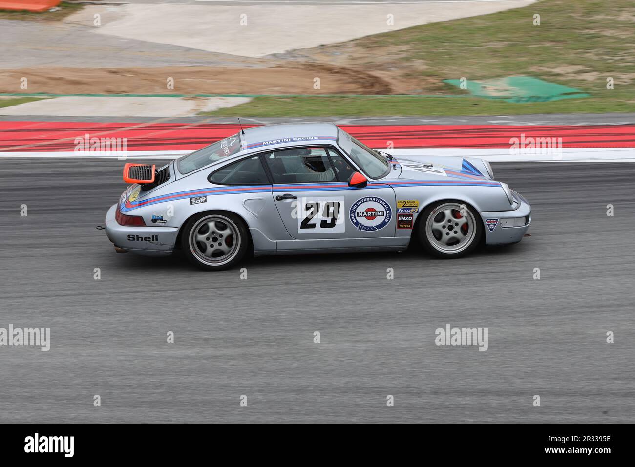 Porsche 911 gareggiare nella 6 ore del Trofeo Paco Godia di Barcellona il 21/5/2023 sul circuito di Catalogna, Barcellona, Spagna Foto Stock