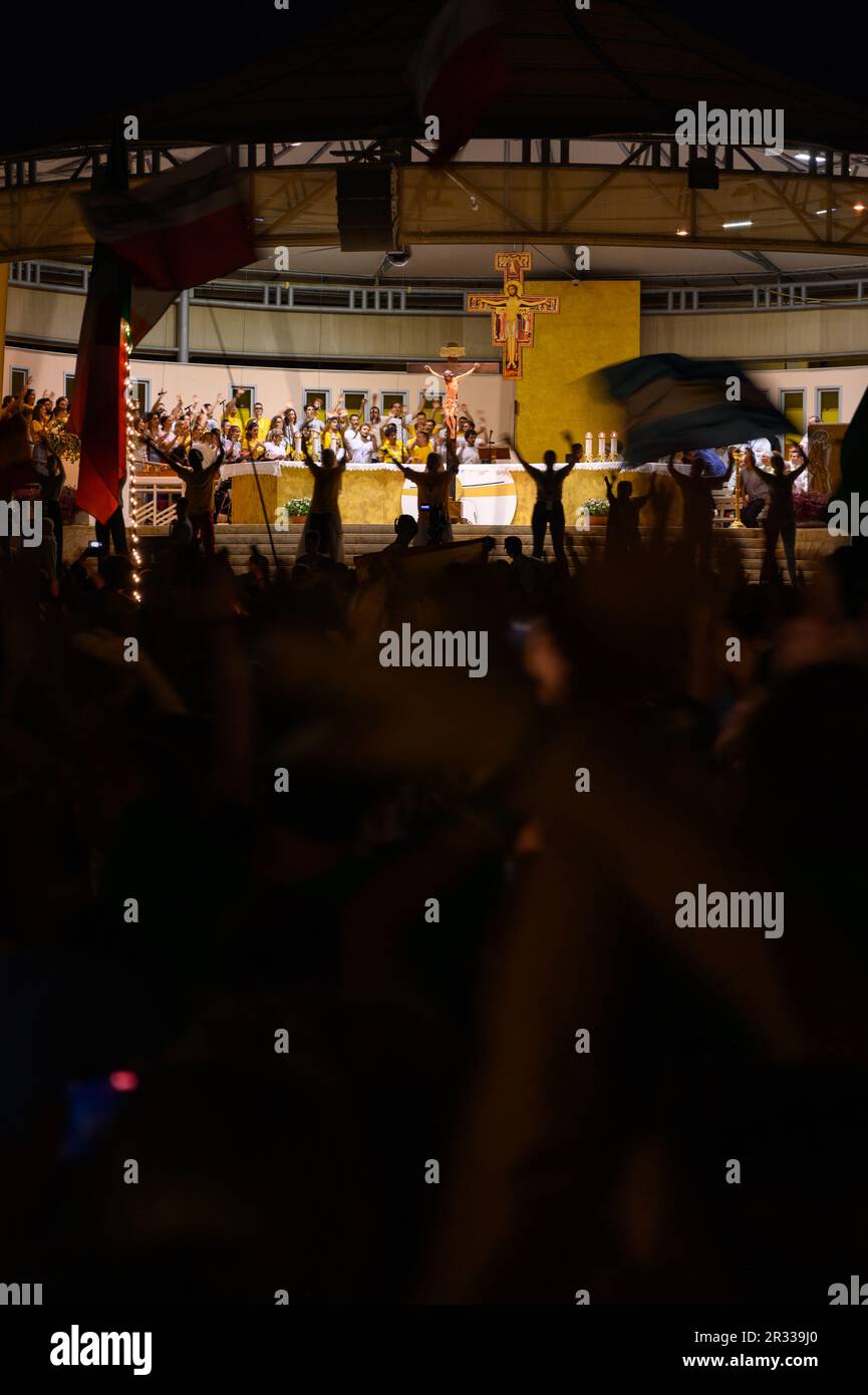 Volontari che mostrano i moti di mano e corpo per le canzoni cristiane al Mladifest 2022, il festival della gioventù, a Medjugorje, Bosnia-Erzegovina. Foto Stock