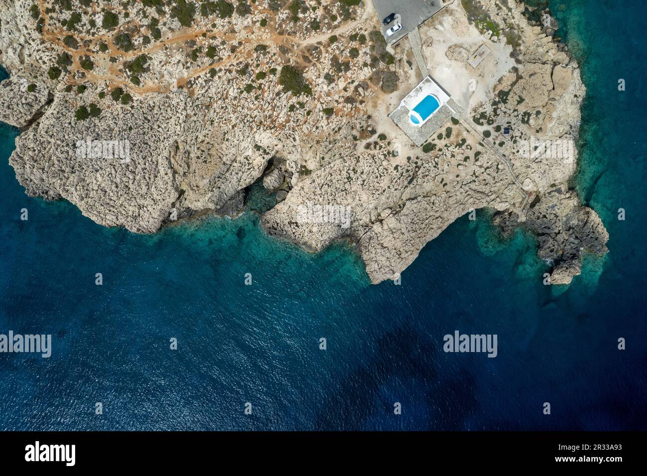 Fotografia aerea del drone della penisola di Capo Greco con la cappella cristiana di Agioi Anargyroi sulle rocce. Acque turchesi dell'oceano, Ayia Napa Cipro Foto Stock