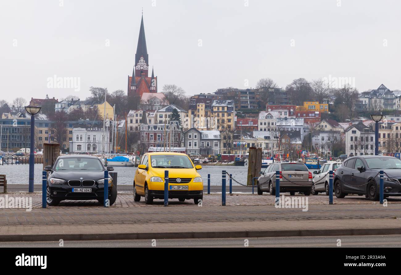 Flensburg, Germania - 9 febbraio 2017: Flensburg in una giornata invernale. Vista costiera con auto parcheggiate sotto il cielo nuvoloso Foto Stock