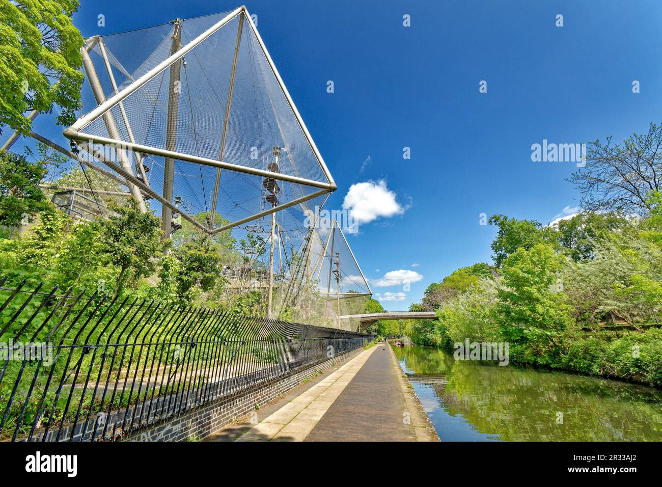 Londra St Johns Wood Regents Canal Springtime e una vista della Snowdon Aviary ora ribattezzata Monkey Valley Foto Stock