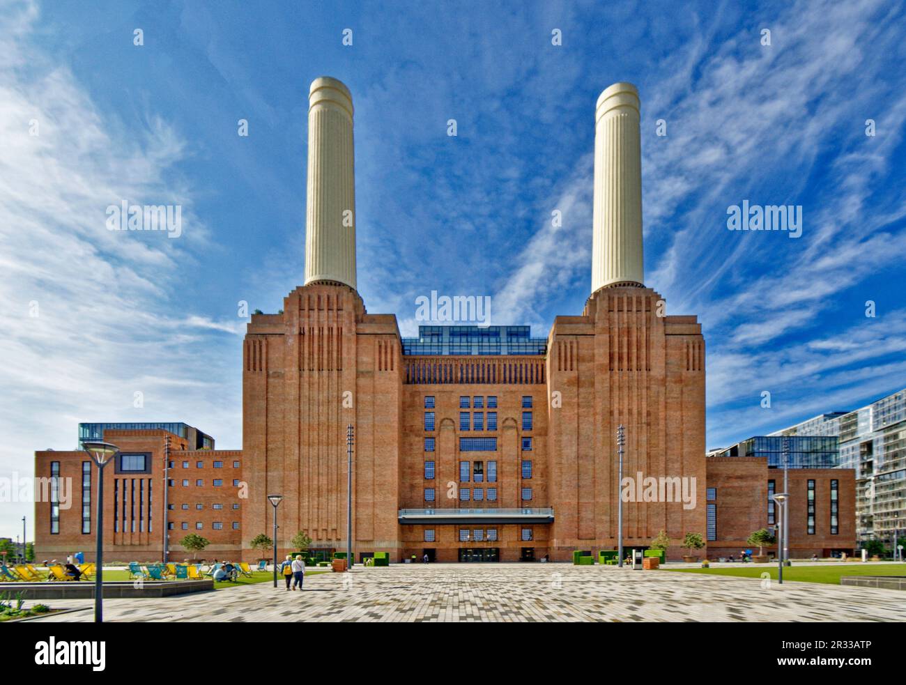 Londra Wandsworth Battersea un cielo blu sopra la centrale elettrica e l'ingresso principale e sedie a sdraio sul prato Foto Stock