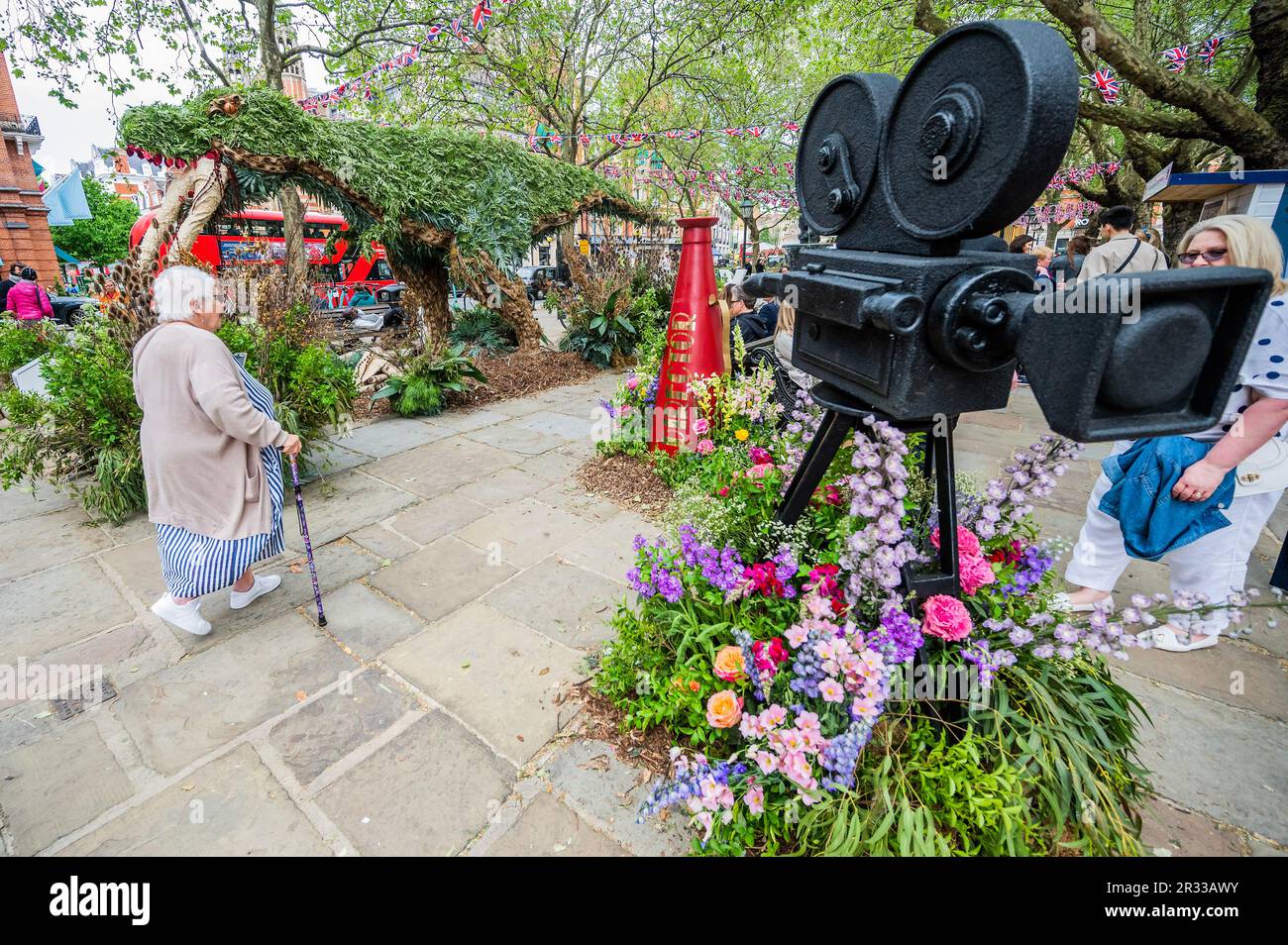 Londra, Regno Unito. 22nd maggio, 2023. Una T-rex a grandezza naturale in Sloane Square - Chelsea in Bloom 2023 ha un tema cinematografico nella sua posizione marginale annuale alla RHS Chelsea Flower Show. Credit: Guy Bell/Alamy Live News Foto Stock