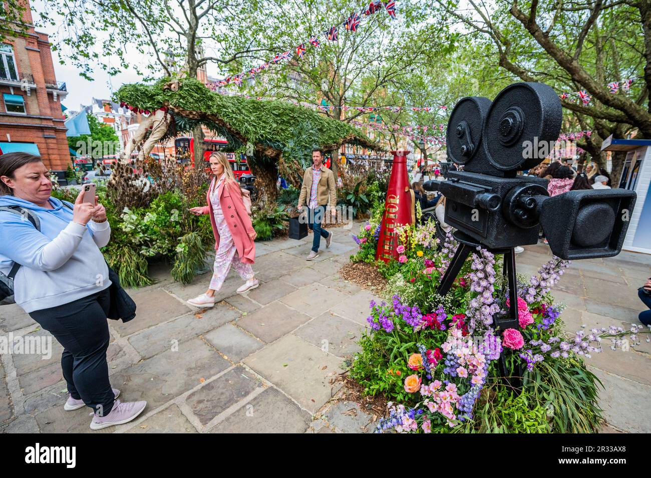 Londra, Regno Unito. 22nd maggio, 2023. Una T-rex a grandezza naturale in Sloane Square - Chelsea in Bloom 2023 ha un tema cinematografico nella sua posizione marginale annuale alla RHS Chelsea Flower Show. Credit: Guy Bell/Alamy Live News Foto Stock