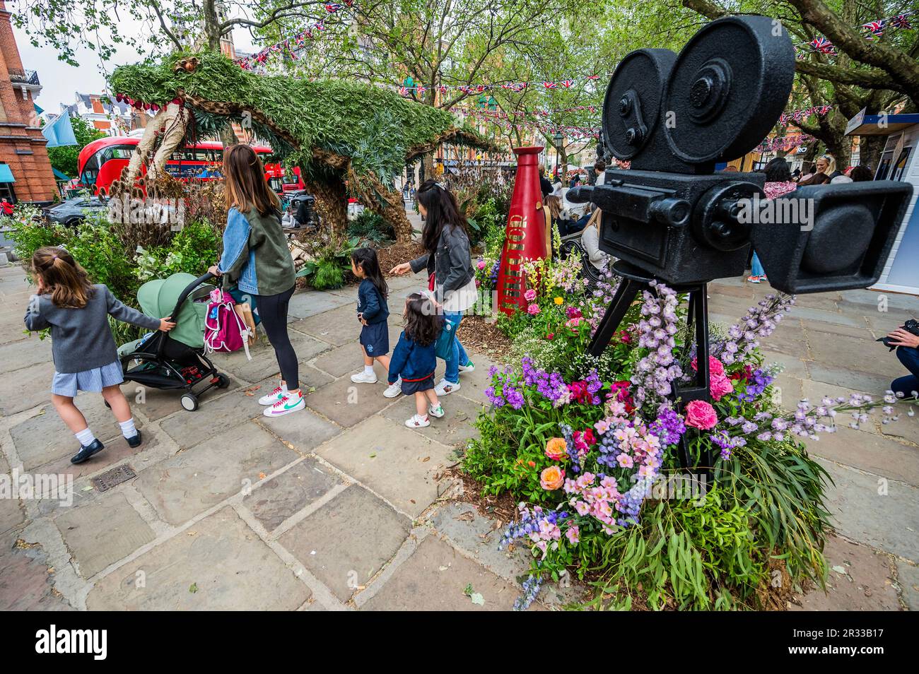 Londra, Regno Unito. 22nd maggio, 2023. Una T-rex a grandezza naturale in Sloane Square - Chelsea in Bloom 2023 ha un tema cinematografico nella sua posizione marginale annuale alla RHS Chelsea Flower Show. Credit: Guy Bell/Alamy Live News Foto Stock