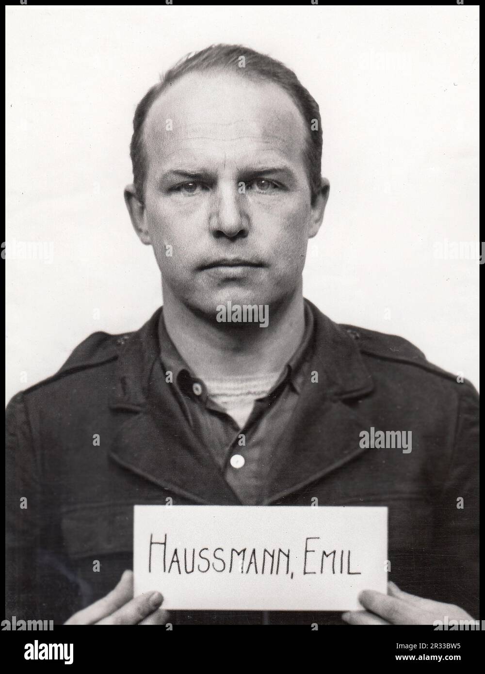 PROCESSI DI NORIMBERGA 1947 Emil Haussmann fu un funzionario tedesco delle SS durante l'era nazista. Faceva parte di Einsatzkommando 12 di Einsatzgruppe D, che commise l'olocausto nell'Ucraina occupata. Haussmann fu accusato di crimini contro l'umanità nel 1947 nel processo di Einsatzgruppen. Due giorni dopo l'accusa, Haussmann si suicidò. Nato il 11 ottobre 1910, Ravensburg, Germania morì il 31 luglio 1947, Norimberga, Germania Foto Stock